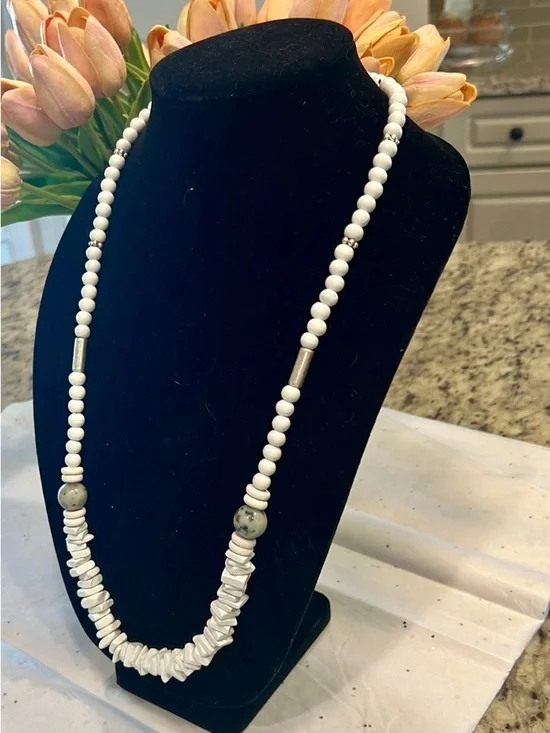 White Shell/Bead Necklace - Unbranded - Picture 2 of 4